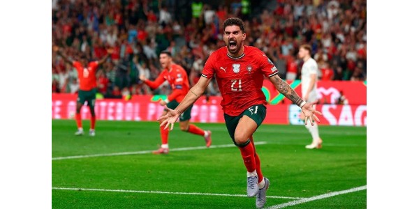 Cristiano Ronaldo speelt tegen de sterkste jonge Portugese selectie